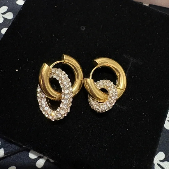 Shiny Cubic Zirconia - Picture 1 of 3